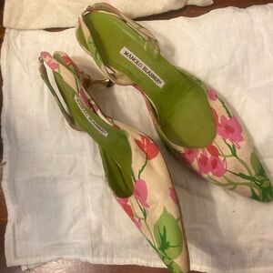 RARE sling back Manolos size 40.5 *Needs Repair*